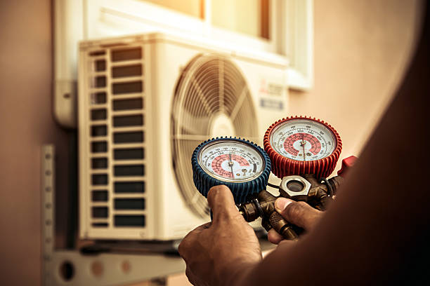 Professional Hvac technician working in Summerdale, AL